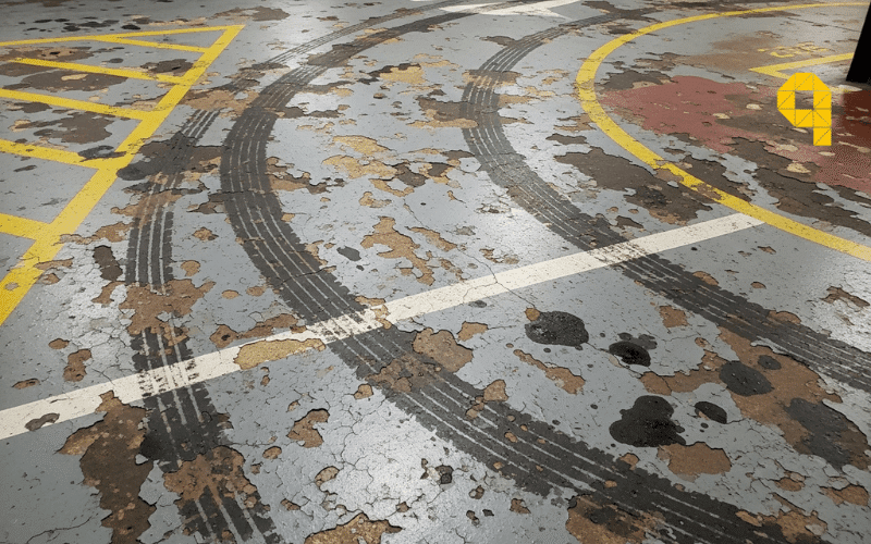 Desgaste de pintura en suelo de garaje por trafico rodado