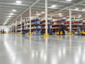 Pavimento industrial de cemento en nave logistica con maquinaria pesada