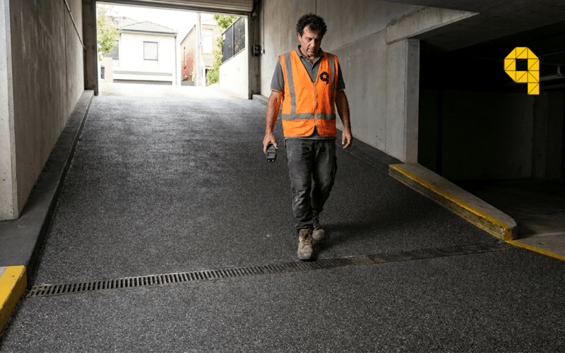 rampa de garaje con acabado antideslizante de resina epoxi multicapa